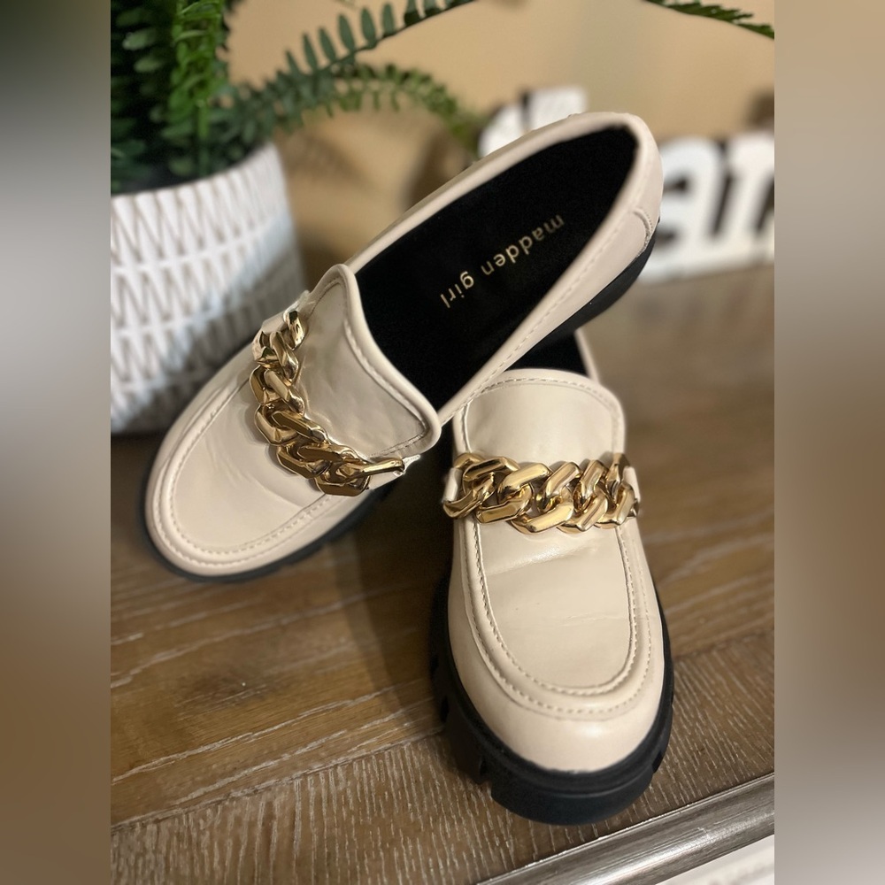 Madden Girl Hoxton Chunky‎ Lug Sole Loafers Almond 7.5 Gold Chain Detail Y2K - Picture 11 of 16